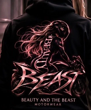 Dos d’un coton ouaté noir avec une motocycliste et la signature Beast en rose
